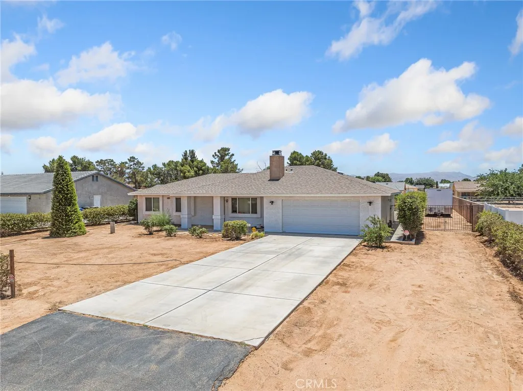 22163 Broken Lance Road, Apple Valley, California 92307 home-pic-3