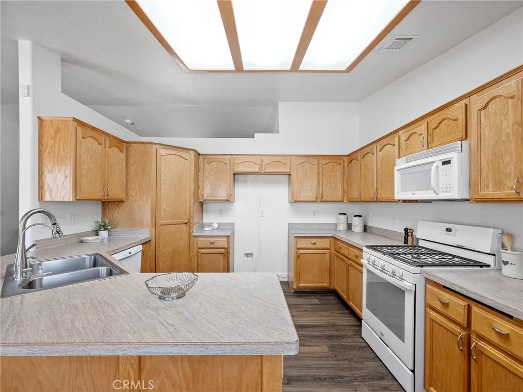 22163 Broken Lance Road, Apple Valley, California 92307 home-pic-24