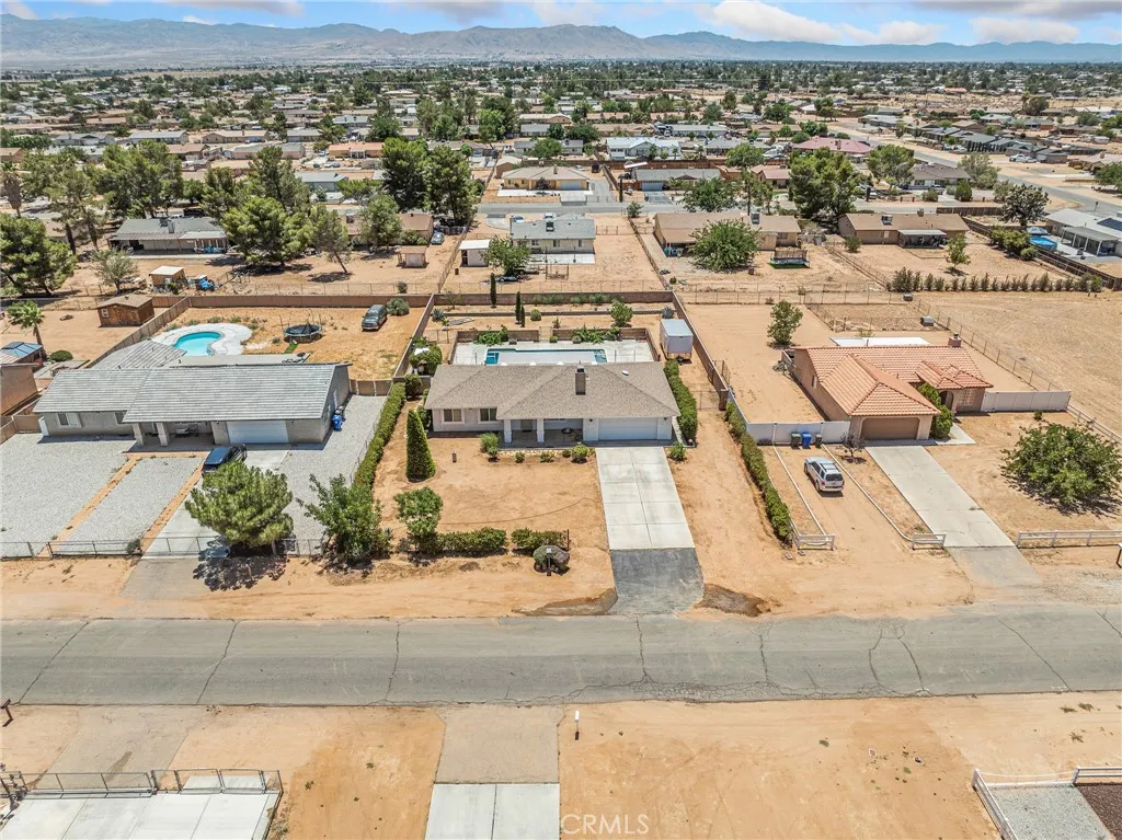 22163 Broken Lance Road, Apple Valley, California 92307 home-pic-4
