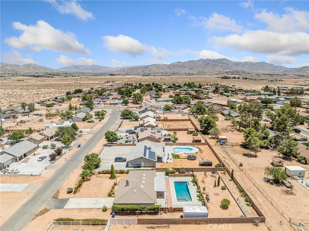 22163 Broken Lance Road, Apple Valley, California 92307 home-pic-6