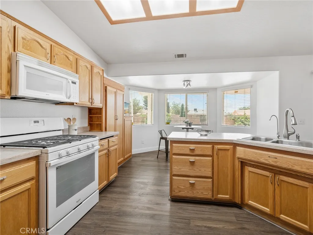 22163 Broken Lance Road, Apple Valley, California 92307 home-pic-25