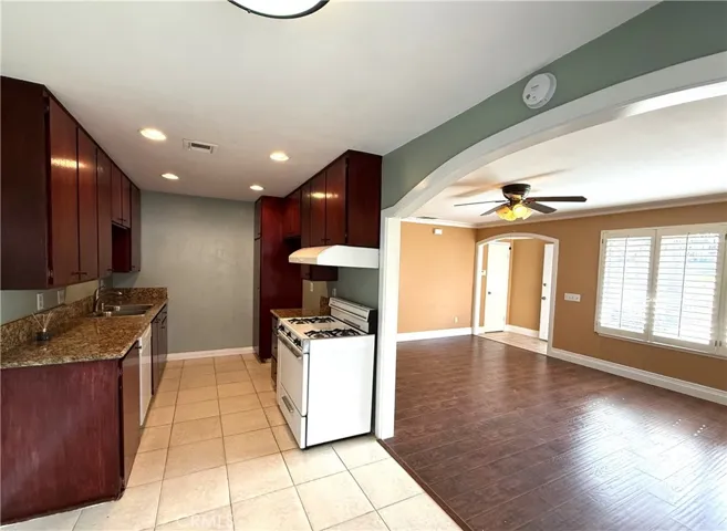 Kitchen & Dining Area