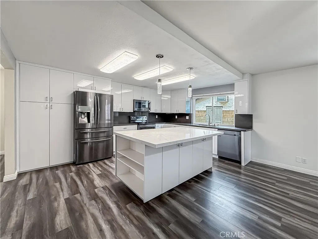 1814 Glenview Avenue, Simi Valley, California 93063 home-pic-4