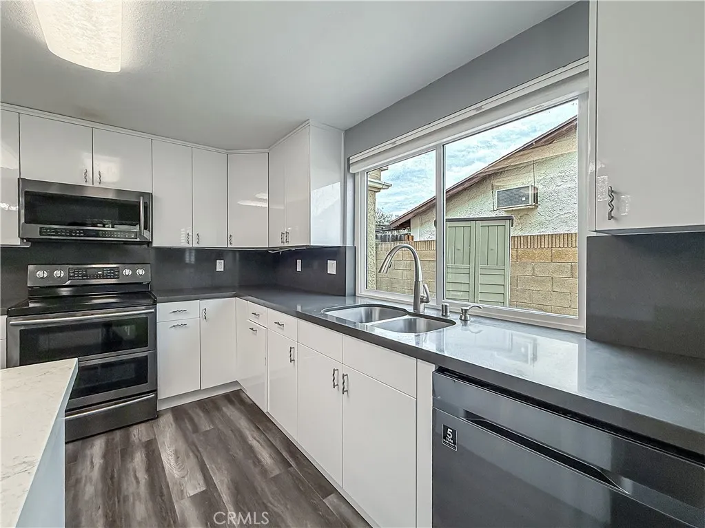 1814 Glenview Avenue, Simi Valley, California 93063 home-pic-6