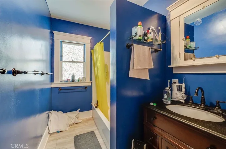 Front Unit Full Bathroom