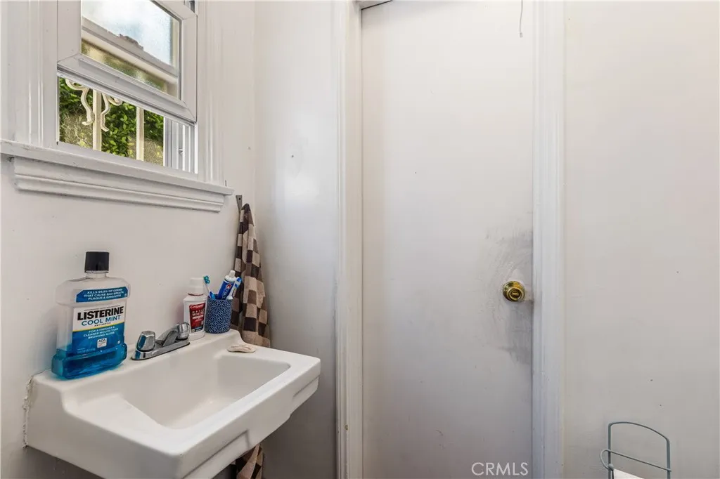 3786 Dublin, Los Angeles, California 90018 home-pic-17