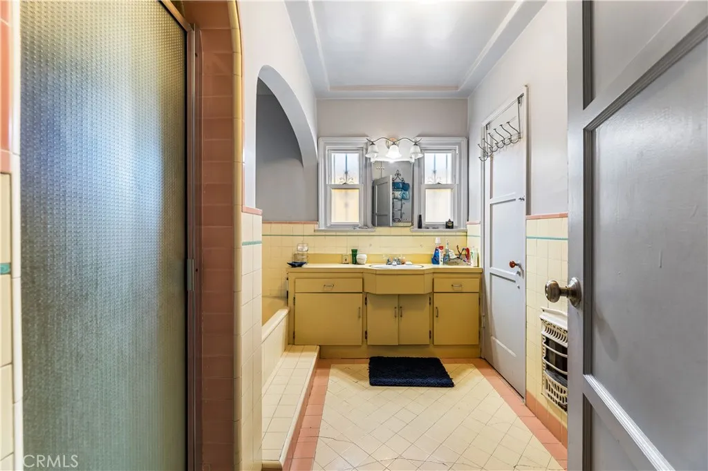 3786 Dublin, Los Angeles, California 90018 home-pic-14