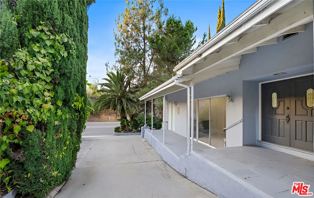 4348 Sepulveda Boulevard, Sherman Oaks, California 91403 home-pic-1