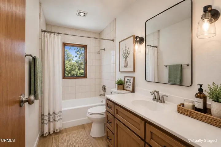 Upstairs bathroom 2