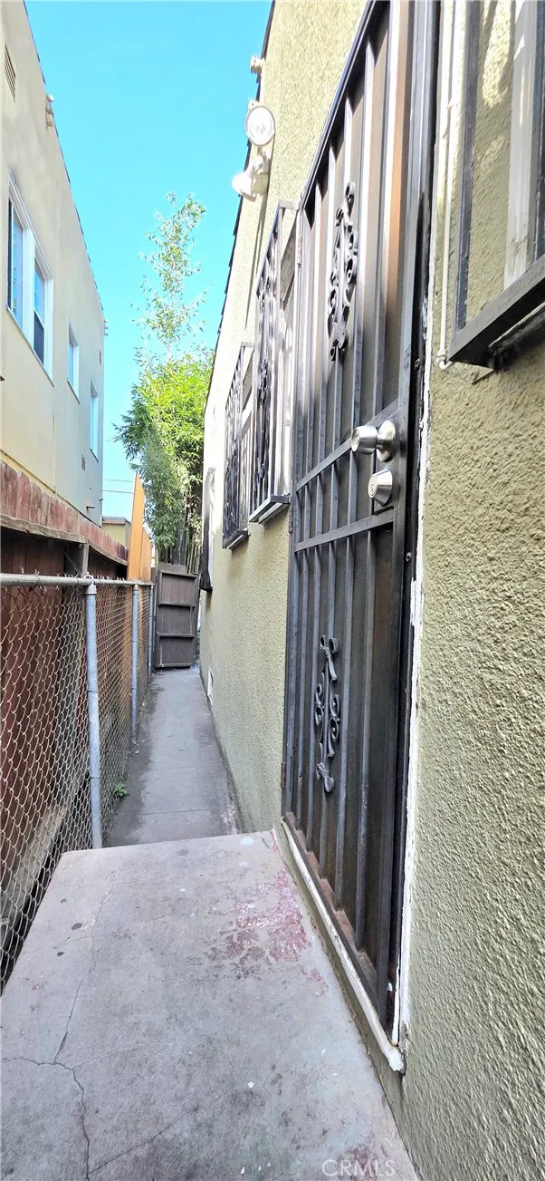 1249 1251 W 39th Street 2, Los Angeles, California 90037 home-pic-10