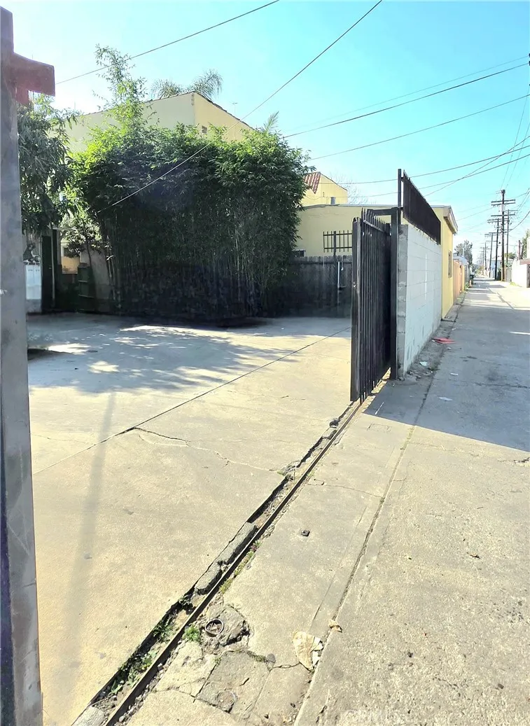 1249 1251 W 39th Street 2, Los Angeles, California 90037 home-pic-5