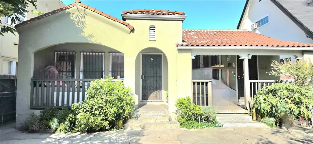 1249 1251 W 39th Street 2, Los Angeles, California 90037 home-pic-2