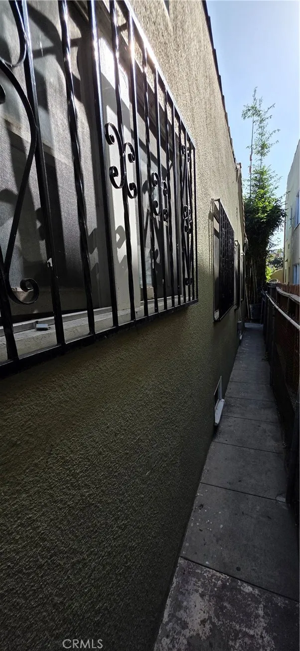 1249 1251 W 39th Street 2, Los Angeles, California 90037 home-pic-9