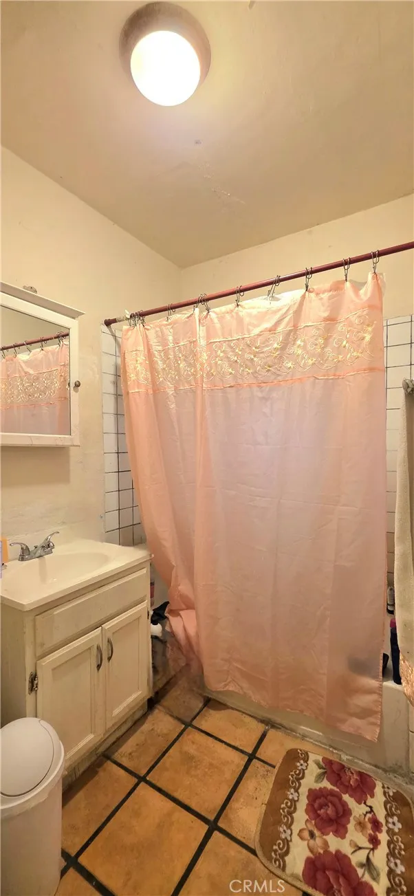 1249 1251 W 39th Street 2, Los Angeles, California 90037 home-pic-20