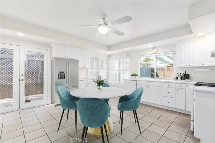 Family-style kitchen (virtual staging)