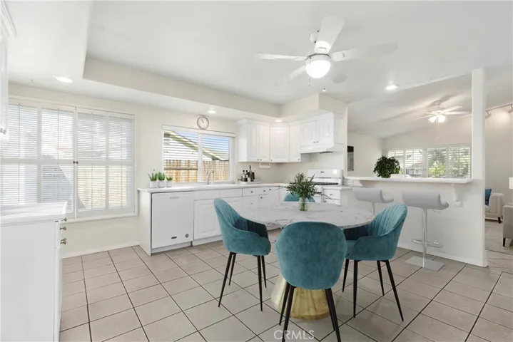 Family-style kitchen (virtual staging)