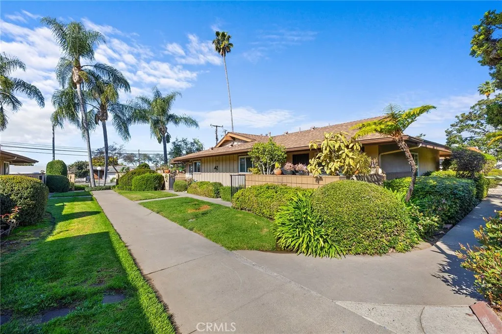 1740 E Commonwealth Avenue 101, Fullerton, California 92831 home-pic-3