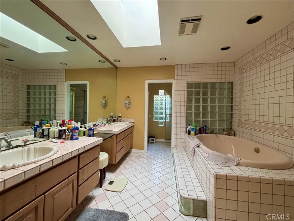 715 N Lariat, Long Beach, California 90815 home-pic-17