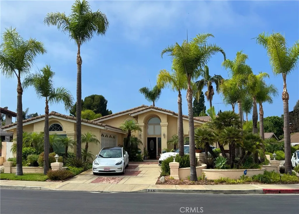 715 N Lariat, Long Beach, California 90815 home-pic-1