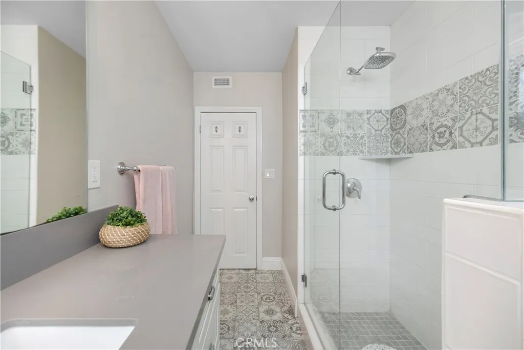30 La Linda Drive, Long Beach, California 90807 home-pic-17