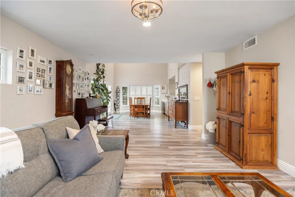 30 La Linda Drive, Long Beach, California 90807 home-pic-15