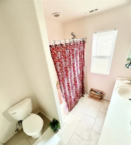 UPSTAIRS BATHROOM (closed door in previous image)