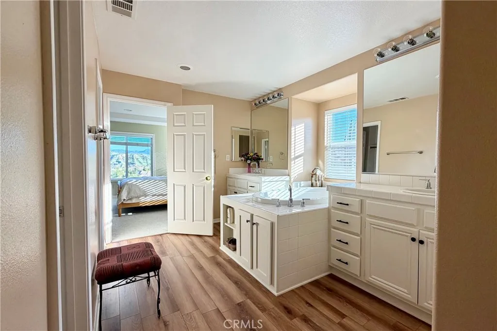 28410 Agajanian, Saugus, California 91390 home-pic-32