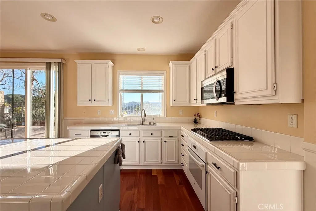 28410 Agajanian, Saugus, California 91390 home-pic-9
