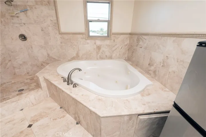 Jacuzzi tub