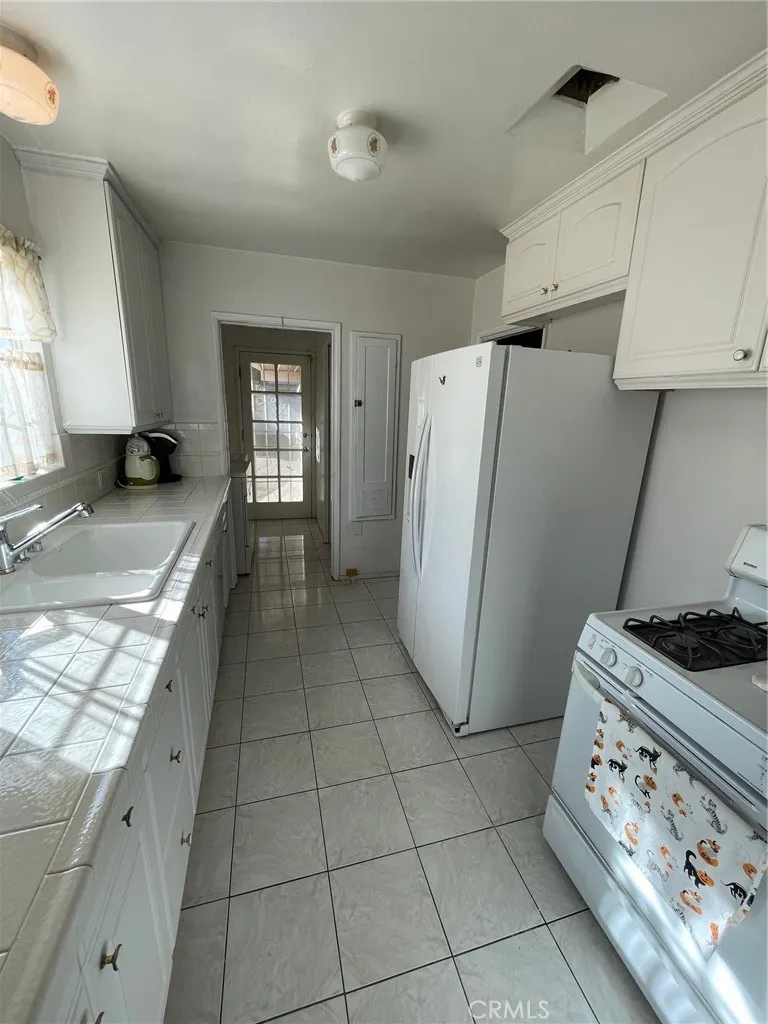 5717 Natick Avenue, Sherman Oaks, California 91411 home-pic-4