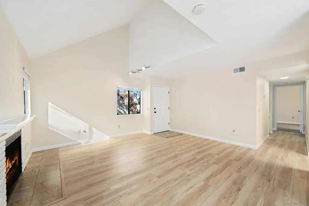 317 N Melrose Dr G, Vista, California 92083 home-pic-2