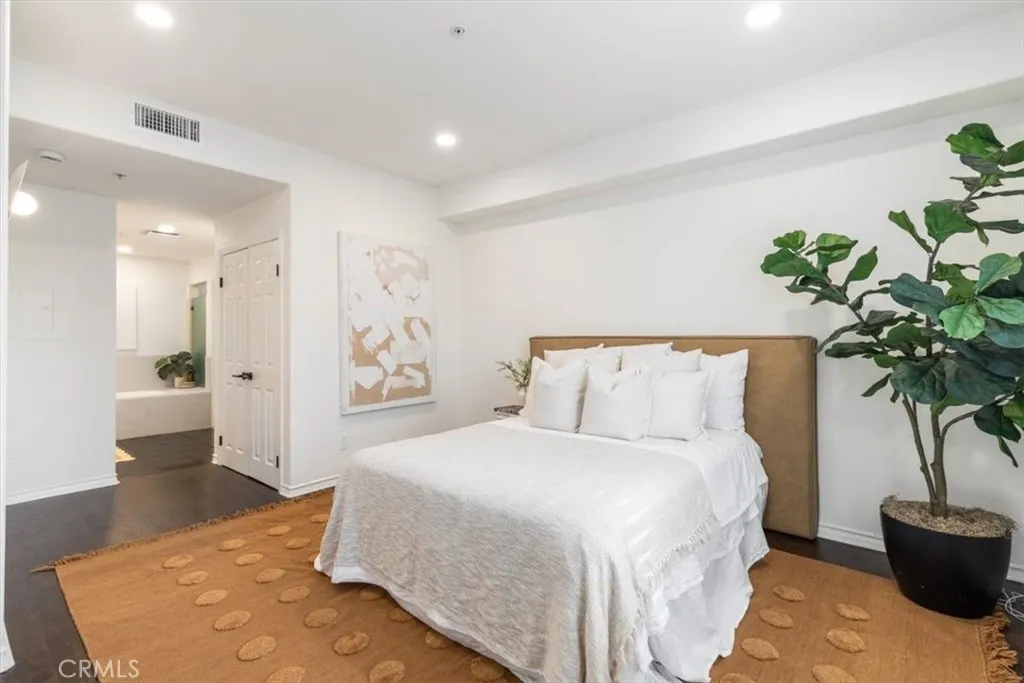 2233 Martin 216, Irvine, California 92612 home-pic-4