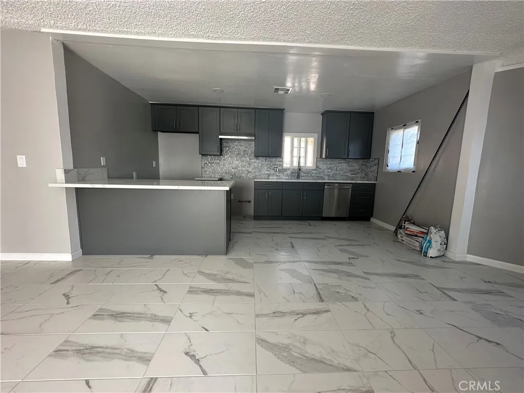 425 Elm, Inglewood, California 90301 home-pic-3