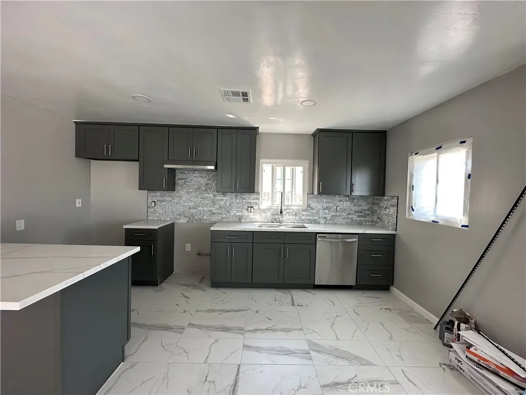 425 Elm, Inglewood, California 90301 home-pic-2