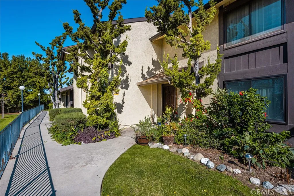 11701 Blackthorn, Orange, California 92869 home-pic-4