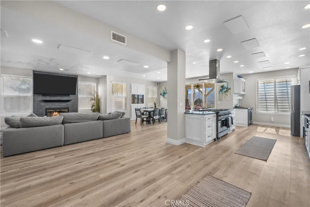 18554 Olympian Ct., Canyon Country, California 91351 home-pic-2