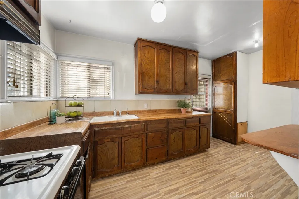 9929 Rosewood Avenue, South Gate, California 90280 home-pic-11