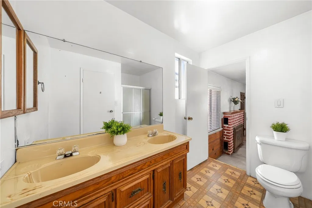 9929 Rosewood Avenue, South Gate, California 90280 home-pic-21