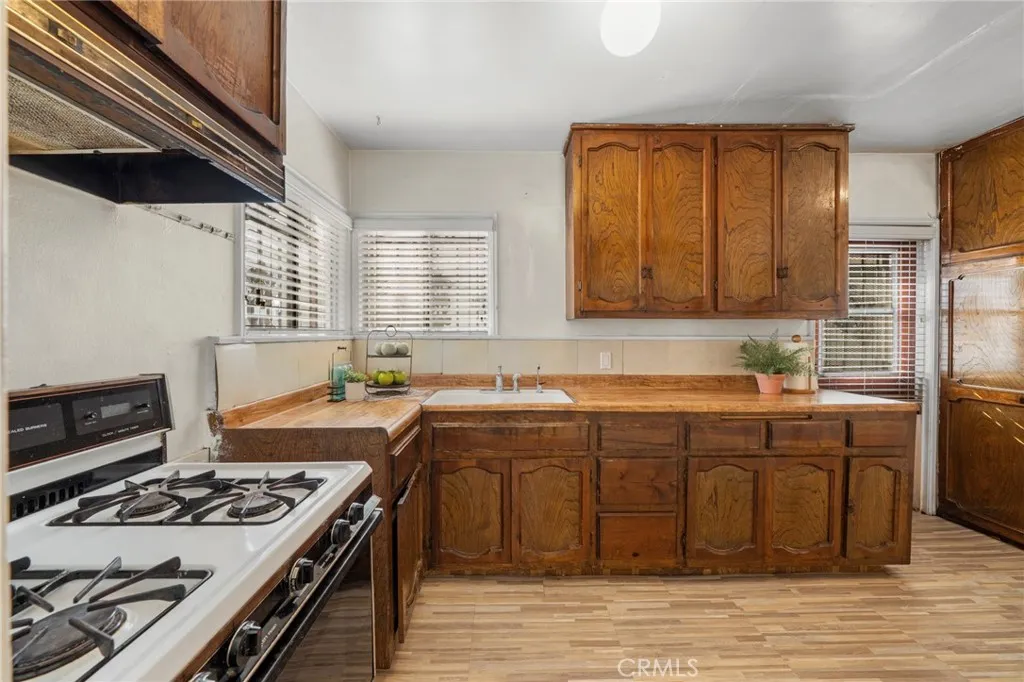 9929 Rosewood Avenue, South Gate, California 90280 home-pic-10