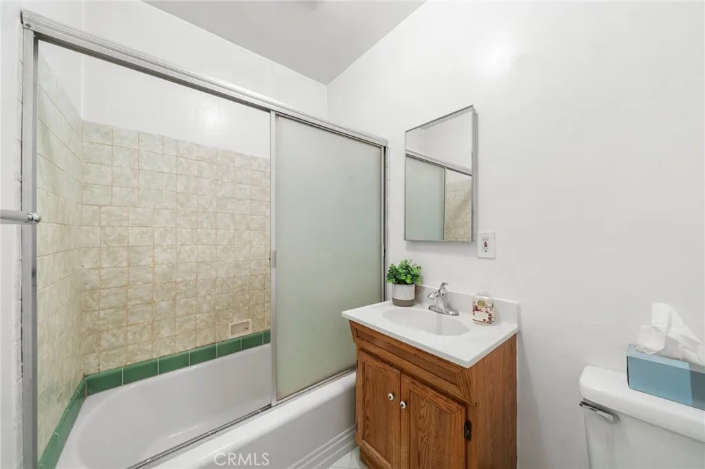 9929 Rosewood Avenue, South Gate, California 90280 home-pic-18