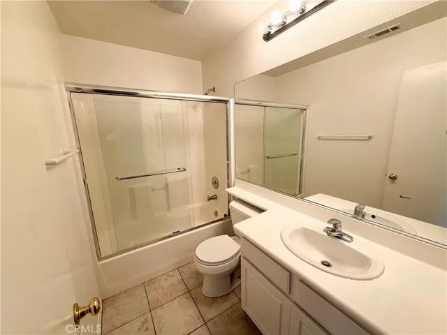 Upstairs Full Bathroom