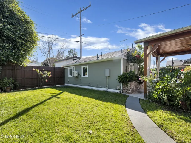 1524 Riverside Dr, Burbank -HsHProd-55