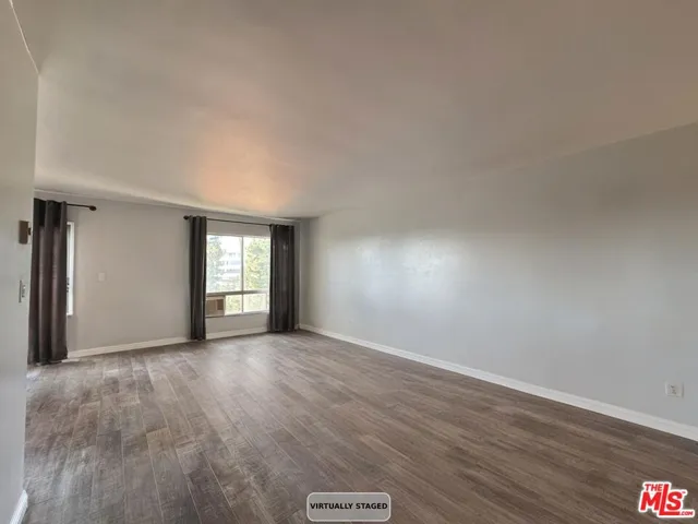 LivLiving Room, from Front Ent