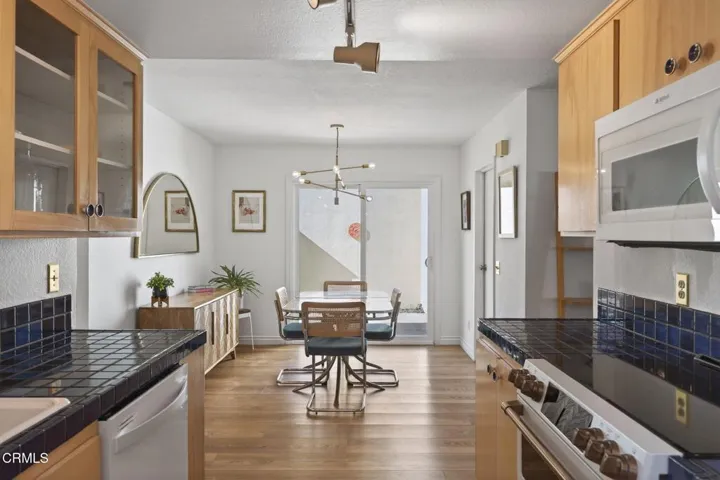 17 16-web-or-mls-Upmarketmedia_1309Gre-0