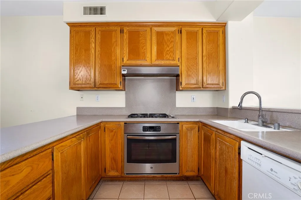 15201 Matisse Circle, La Mirada, California 90638 home-pic-17