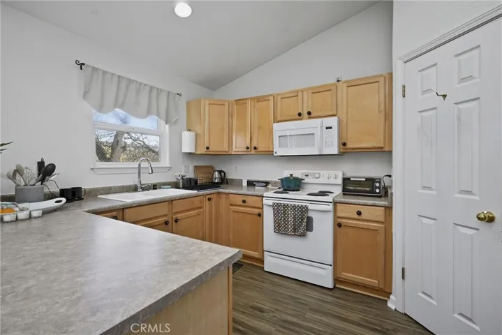 Kitchen has walk in pantry, too.
