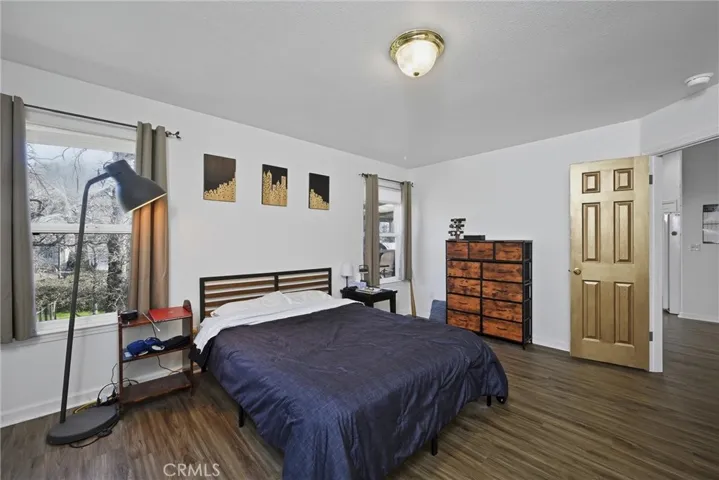 Large primary bedroom.