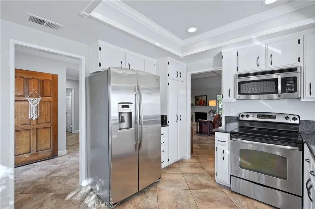 1393 Sunrise Circle S, Upland, California 91784 home-pic-9