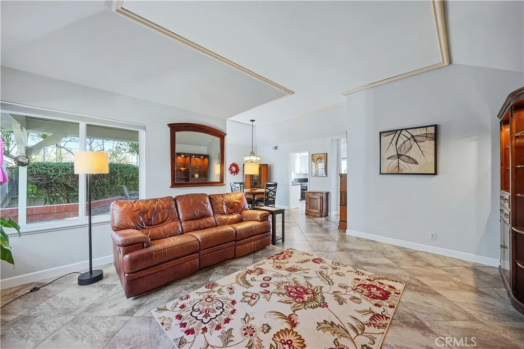 1393 Sunrise Circle S, Upland, California 91784 home-pic-5