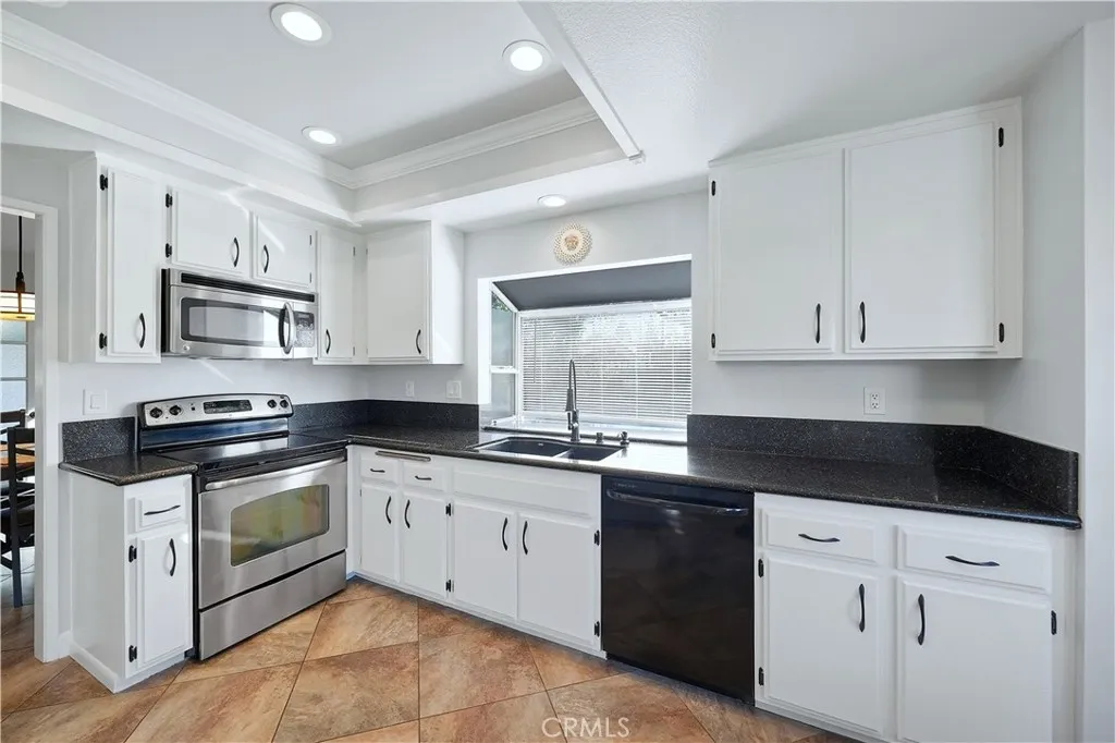 1393 Sunrise Circle S, Upland, California 91784 home-pic-10